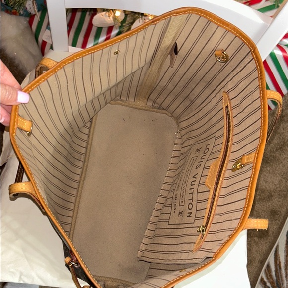 Louis Vuitton Neverfull MM - Picture 10 of 17